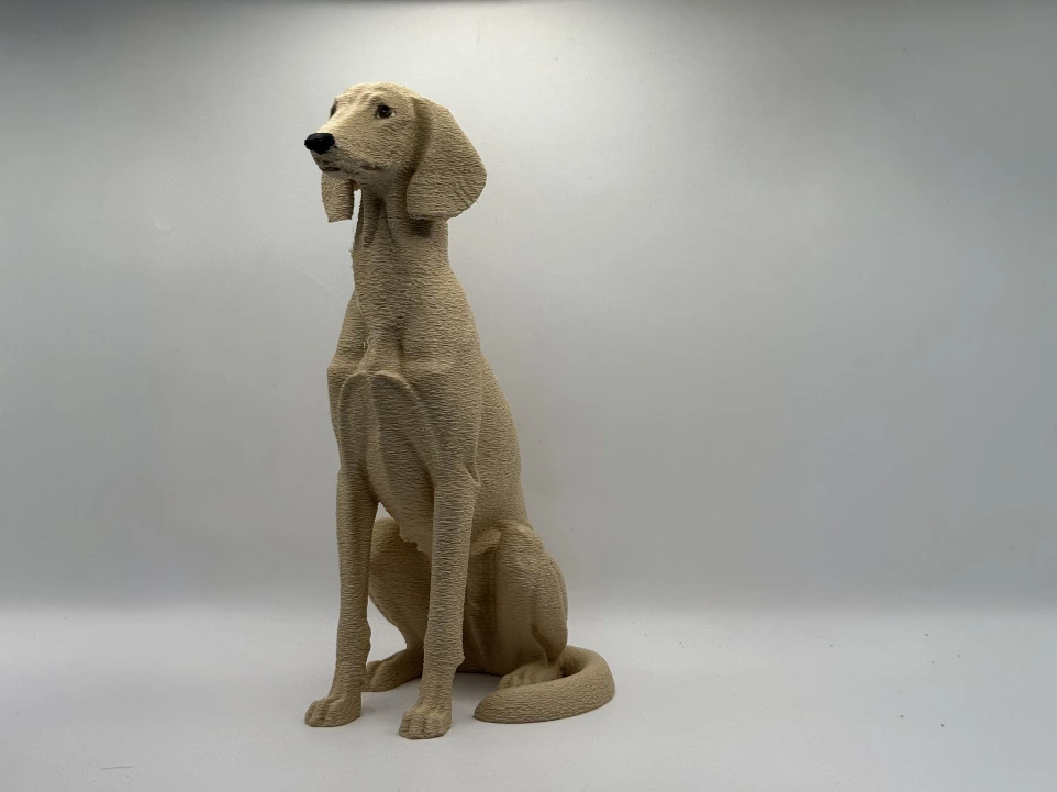 Beeldje van een hond in lichtbruin